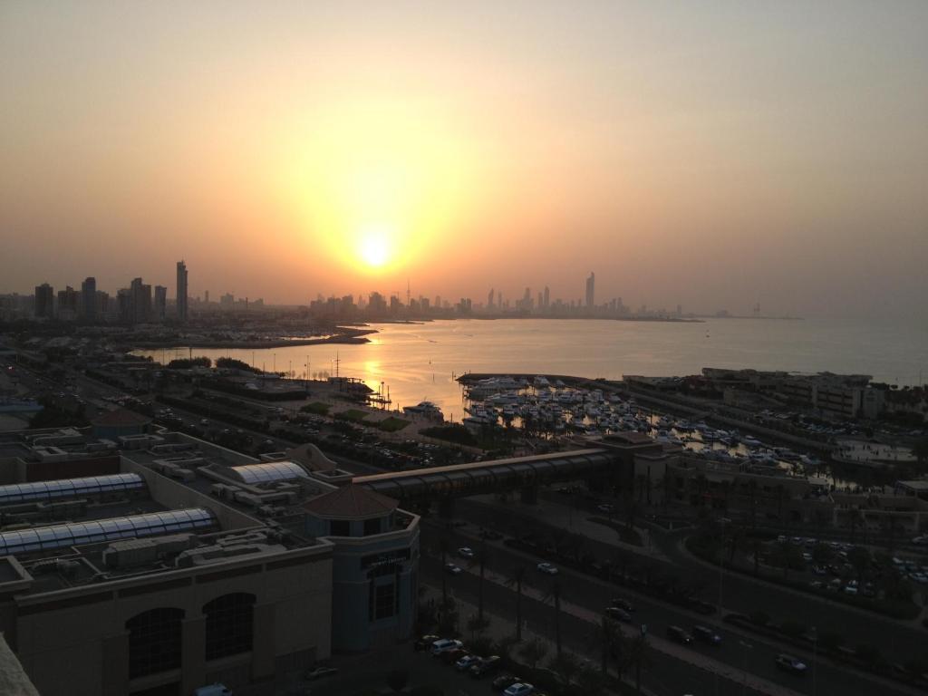 Готель Le Royal Corniche Salmiya Екстер'єр фото